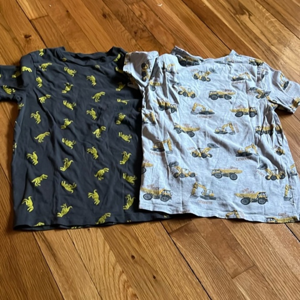 Boys H&M t shirt bundle 8/10 fit is 6/7 EUC trucks and dinos all over print.